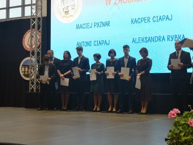 Uczniowie nagrodzeni przez Wójta