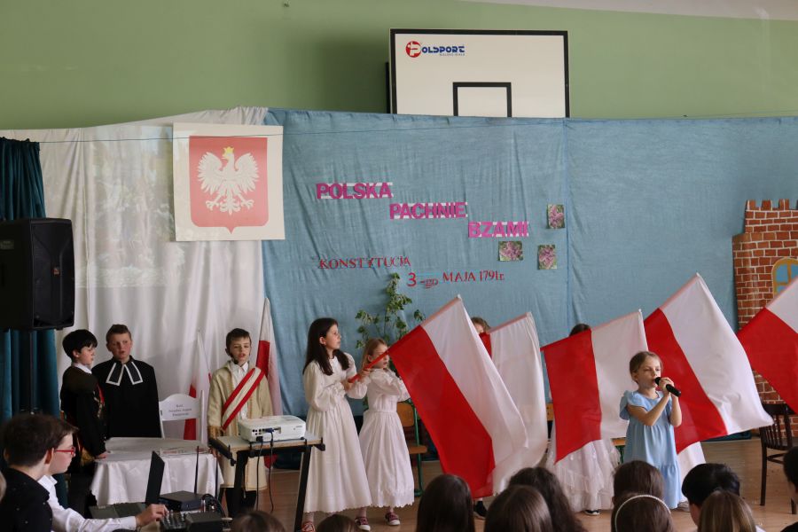 „Polska pachnie bzami…” – uroczyste spotkanie z okazji 232 Rocznicy Uchwalenia Konstytucji 3 Maja w naszej szkole