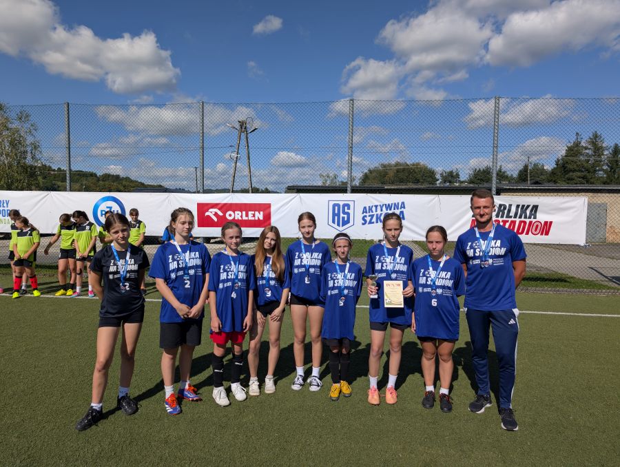 Turniej piłki nożnej dziewcząt kat. Junior U14 "z orlika na stadion" - orlik w Ropie